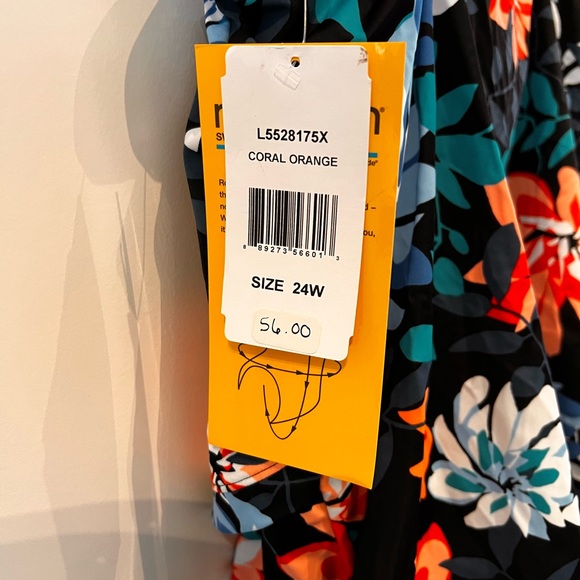 NWT plus size 1 piece swimsuit - Picture 5 of 7